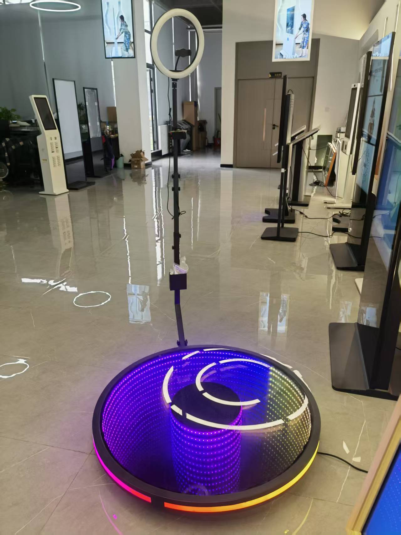 मिरर एलसीडी डिस्प्लेले कसरी डिजिटल साइनेज र अन्तरक्रिया बढाउँछ?